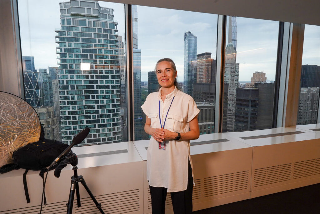 Mariana Castaño Cano durante un rodaje en la Semana del Clima de Nueva York, en 2024. Crédito: 10 Billion Solutions / Christophe Rousse