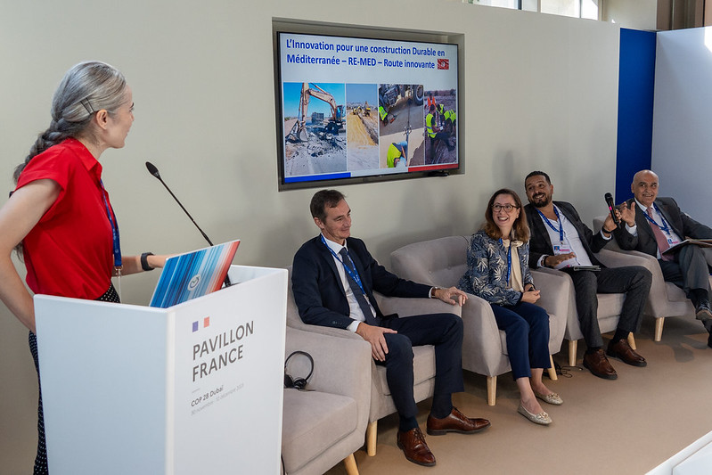 Mariana modère un événement pour le Pavillon français à la COP28