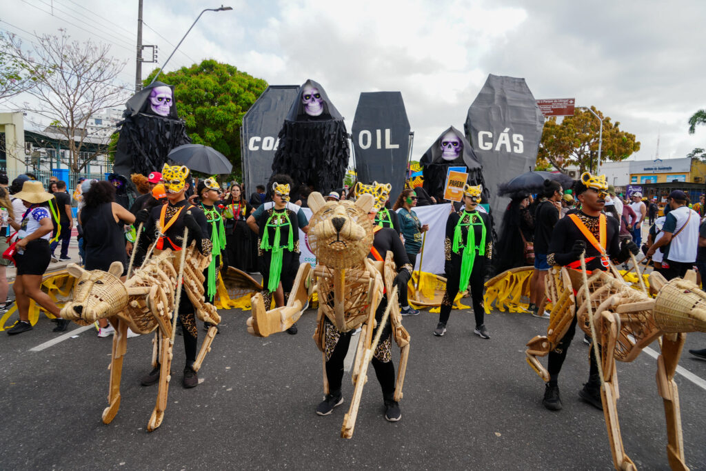 Marche pour le climat symbolisant les funérailles des combustibles fossiles. Plus de 50 000 personnes ont défilé dans les rues de Belém le 15 novembre 2025. Photo de 10 Billion Solutions / Mariana Castaño Cano.
