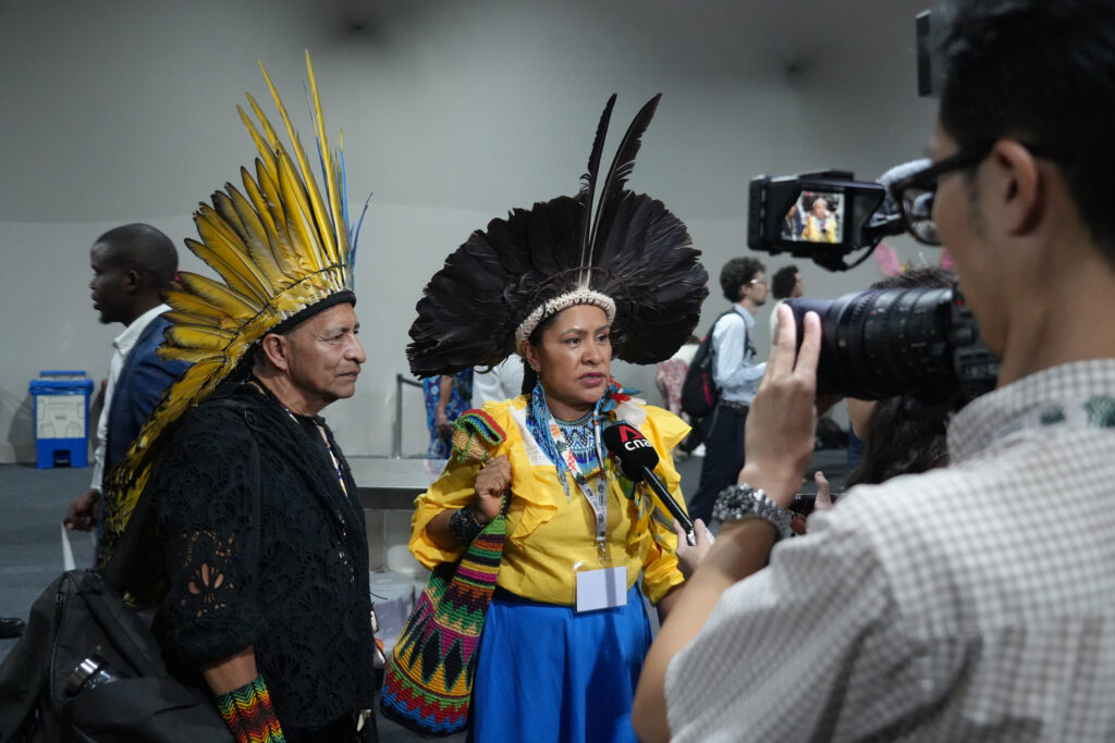 Des leaders autochtones sont interviewés lors de la COP30 à Belém, au Brésil. Photo de 10 Billion Solutions / Mariana Castaño Cano.