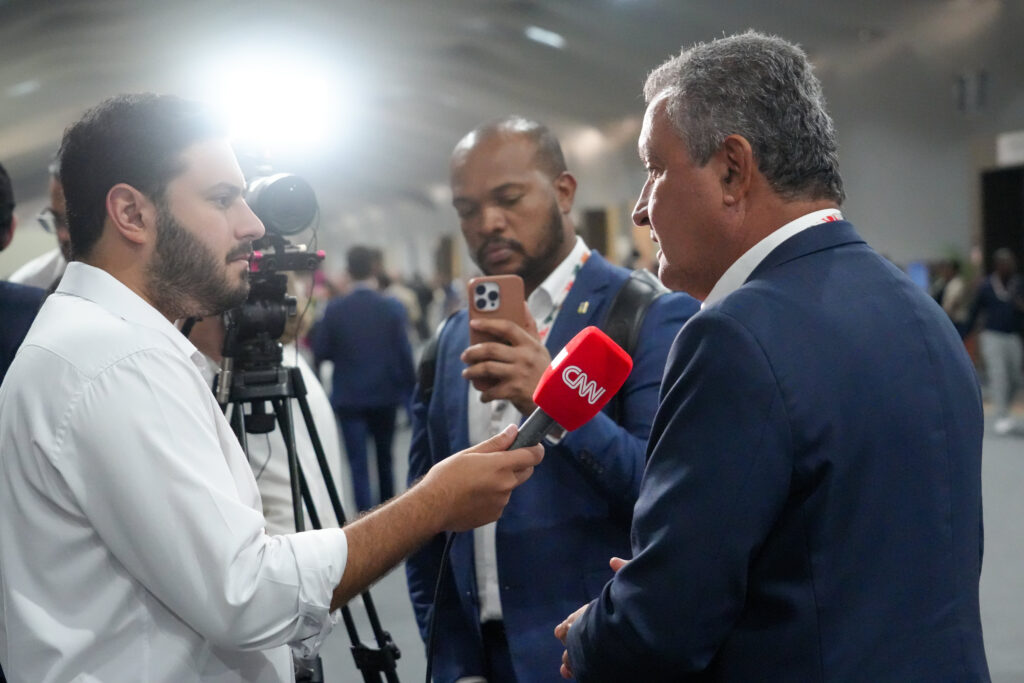 Un journaliste de CNN Brésil réalise une interview à la COP30. Photo de 10 Billion Solutions / Mariana Castaño Cano.